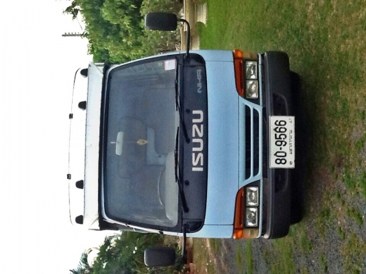 รถหกล้อสภาพดี 80 \%  ISUZU NKR 2.8 DI พร้อมหลังคาสแตนเลส
