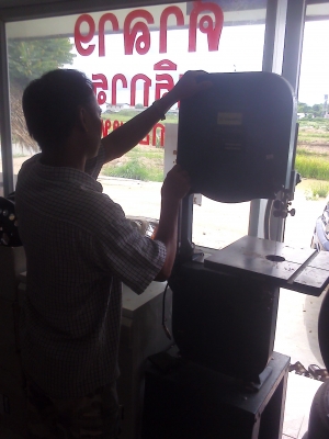 เลื่อยสายพาน WOOD CUTTING BAND SAW ยี่ห้อ WOOD MACขนาดสูงจากพื้นประมาณ 180 CM. เลื่อยสายพาน WOOD CUTTING BAND SAW ยี่ห้อ WOOD MACขนาดสูงจากพื้นประมาณ 180 CM.