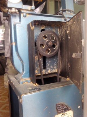 เลื่อยสายพาน WOOD CUTTING BAND SAW ยี่ห้อ WOOD MACขนาดสูงจากพื้นประมาณ 180 CM. เลื่อยสายพาน WOOD CUTTING BAND SAW ยี่ห้อ WOOD MACขนาดสูงจากพื้นประมาณ 180 CM.