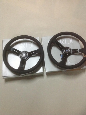 พวงมาลัย NARDI ลายเซ็นต์ก้านดอกไม้