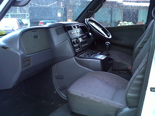 รถตู้เบนซ์ ปี 2001 เครื่อง 2900 ดีเซล สีขาว พร้อมใช้งานค่ะ