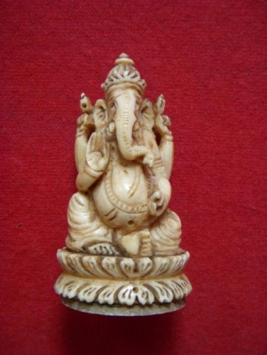 ขายปลายงาช้างเก่า แกะสลัก อายุ 80 กว่าปี