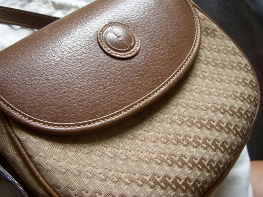 ขายกระเ๋ป๋า GUCCI ของแท้ มือสอง สภาพ 90\%