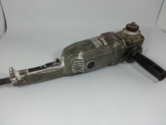 เครื่องเจียร์ไฟฟ้ายี่ห้อmakita รุ่น9617 ใช้ใบขนาด7นิ้ว พร้อมใช้