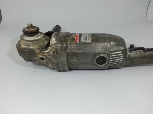 เครื่องเจียร์ไฟฟ้ายี่ห้อmakita รุ่น9617 ใช้ใบขนาด7นิ้ว พร้อมใช้ เครื่องเจียร์ไฟฟ้ายี่ห้อmakita รุ่น9617 ใช้ใบขนาด7นิ้ว พร้อมใช้