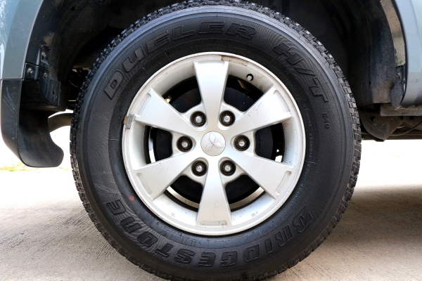 ต้องการขายแม็กไทตัน16x7+ยางBridgstone Dueler ต้องการขายแม็กไทตัน16x7+ยางBridgstone Dueler