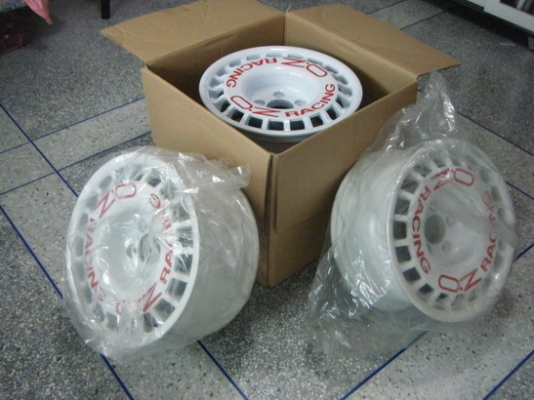 ขายแม็กซ์ oz racing ขอบ 15 นิ้ว ขายแม็กซ์ oz racing ขอบ 15 นิ้ว