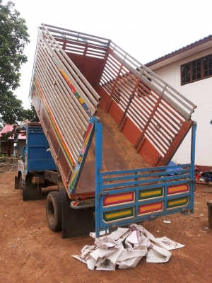 ขายอีแต๋น 6 ล้อดั้ม เครีอง ฮีโน่ 117 แรงม้า ช่วงล่าง 110  บรรทุก 8 ตันสบาย ครับ  มีสะโล ขับเครื่อน 4 ล้อครับ   สนใจติดต่อได้ครับ