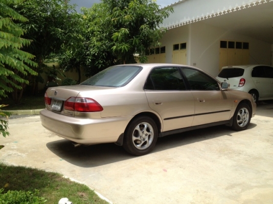 ขาย accord ปี2000 สีบรอนซ์ทอง AT