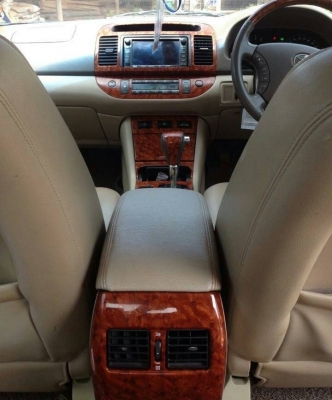 TOYOTA CAMRY 2.4  AT ปี 2004 ท็อปสุด ชุดแต่งครบสวยจัดทั้งภายในและภายนอก เครื่องแห้งแรงดี ภายในหรูหรา CD ABS AIRBAG เบาะหนังแท้ พ.เพาเวอร์ ก.ไฟฟ้า ช่วงล่างแน่นล้อแม็กลายสวย ขอบ 20 ยางสภาพดี 80\% พร้อมใช้งาน ทะเบียนภาษีครบพร้อมไม่มีขาดพร้อมโอน ราคาต่อรองไ