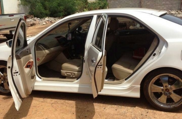 TOYOTA CAMRY 2.4  AT ปี 2004 ท็อปสุด ชุดแต่งครบสวยจัดทั้งภายในและภายนอก เครื่องแห้งแรงดี ภายในหรูหรา CD ABS AIRBAG เบาะหนังแท้ พ.เพาเวอร์ ก.ไฟฟ้า ช่วงล่างแน่นล้อแม็กลายสวย ขอบ 20 ยางสภาพดี 80\% พร้อมใช้งาน ทะเบียนภาษีครบพร้อมไม่มีขาดพร้อมโอน ราคาต่อรองไ