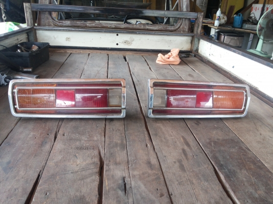 ขายไฟท้ายรถดัสสันบลูเบริทหน่อยครับ