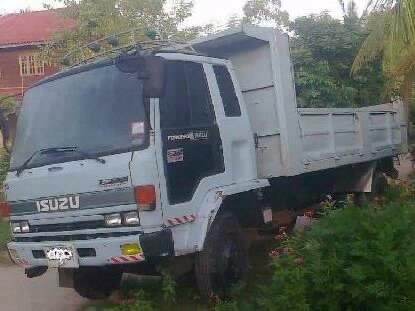 ISUZU ROCKY FSR 165 HP 6BD1 หกล้อดั๊มพ์ ช่วงล่างใหญ่ยาง 8.25 ขอบ 20 สภาพดี เครื่องแน่นแรงดี ภายในห้องเก๋งคอนโซลสวยครบ พวงมาลัยเพาเวอร์ กระบะดั๊มพ์เหล็ก 6 ตันความยาว 3.80 เมตรสภาพสวยไม่มีผุกร่อน พร้อมบรรทุกพร้อมใช้งานได้เลย เอกสารทะเบียนครบพร้อมโอน ราคาต่อ