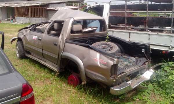 ขายซาก D4D 4 ประตู 4 WD ปี 2004 สีน้ำตาล เครื่อง 2500 เล่มผ่านจอด