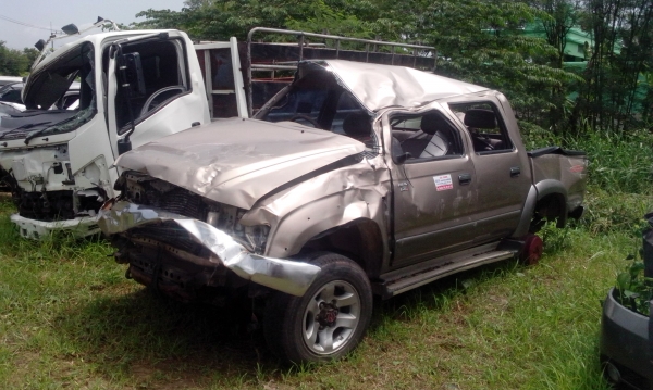 ขายซาก D4D 4 ประตู 4 WD ปี 2004 สีน้ำตาล เครื่อง 2500 เล่มผ่านจอด