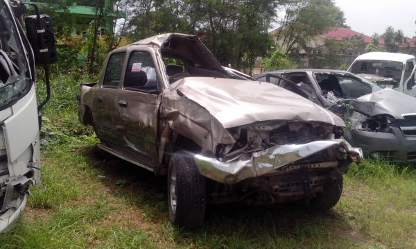 ขายซาก D4D 4 ประตู 4 WD ปี 2004 สีน้ำตาล เครื่อง 2500 เล่มผ่านจอด