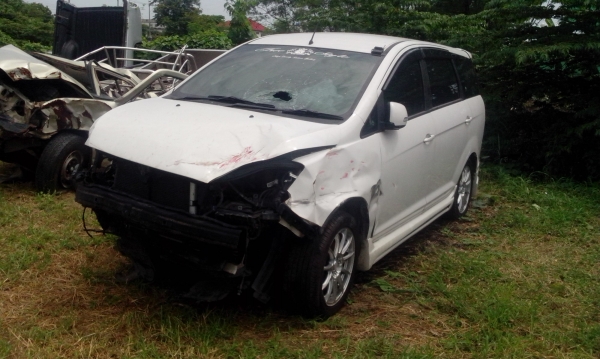 ขายซาก Proton Exora สีขาว ปี 2010 พร้อมเล่มทะเบียนบุคคลโอนลอย