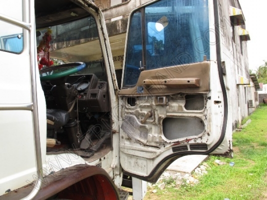 รถบรรทุก 10 ล้อ ยี่ห้อ HINO รุ่น FL176 กระบะไม้เป็นรถร่องหลังถนน