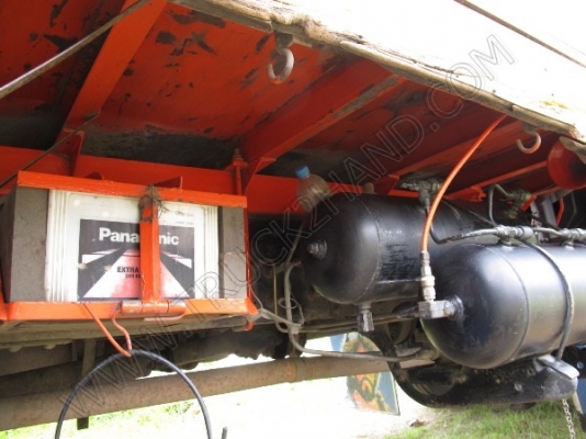 รถบรรทุก 10 ล้อ ยี่ห้อ HINO รุ่น FL176 กระบะไม้เป็นรถร่องหลังถนน