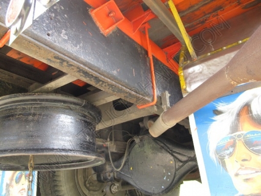 รถบรรทุก 10 ล้อ ยี่ห้อ HINO รุ่น FL176 กระบะไม้เป็นรถร่องหลังถนน