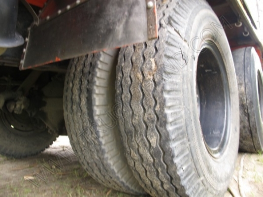 รถบรรทุก 10 ล้อ ยี่ห้อ HINO รุ่น FL176 กระบะไม้เป็นรถร่องหลังถนน