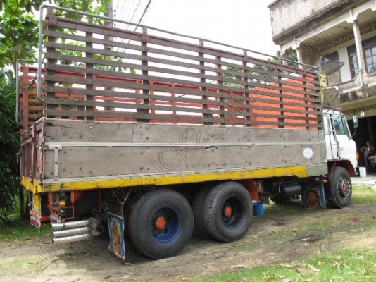 รถบรรทุก 10 ล้อ ยี่ห้อ HINO รุ่น FL176 กระบะไม้เป็นรถร่องหลังถนน