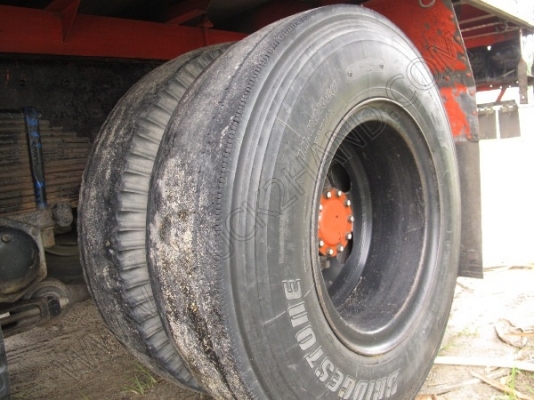 รถบรรทุก 10 ล้อ ยี่ห้อ HINO รุ่น FL176 กระบะไม้เป็นรถร่องหลังถนน