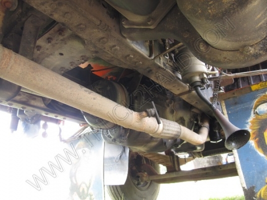 รถบรรทุก 10 ล้อ ยี่ห้อ HINO รุ่น FL176 กระบะไม้เป็นรถร่องหลังถนน