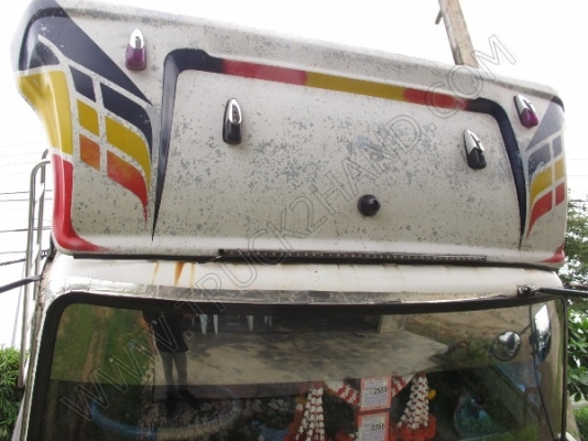 รถบรรทุก 10 ล้อ ยี่ห้อ HINO รุ่น FL176 กระบะไม้เป็นรถร่องหลังถนน