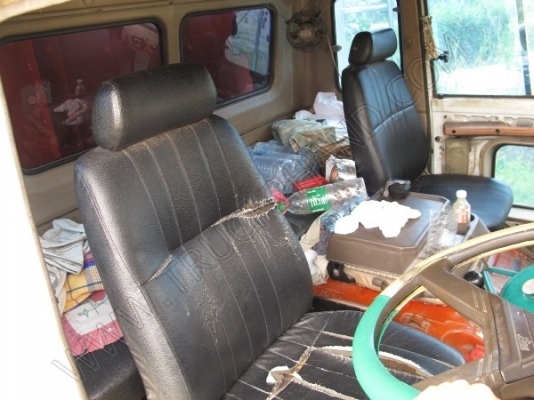 รถบรรทุก 10 ล้อ ยี่ห้อ HINO รุ่น FL176 กระบะไม้เป็นรถร่องหลังถนน