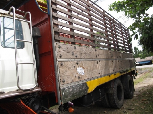 รถบรรทุก 10 ล้อ ยี่ห้อ HINO รุ่น FL176 กระบะไม้เป็นรถร่องหลังถนน