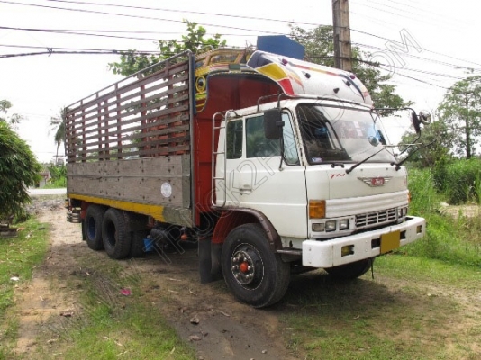 รถบรรทุก 10 ล้อ ยี่ห้อ HINO รุ่น FL176 กระบะไม้เป็นรถร่องหลังถนน