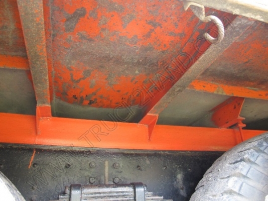 รถบรรทุก 10 ล้อ ยี่ห้อ HINO รุ่น FL176 กระบะไม้เป็นรถร่องหลังถนน