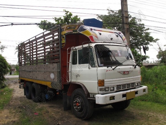 รถบรรทุก 10 ล้อ ยี่ห้อ HINO รุ่น FL176 กระบะไม้เป็นรถร่องหลังถนน
