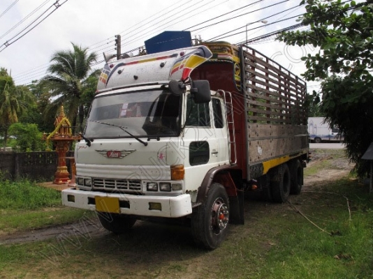 รถบรรทุก 10 ล้อ ยี่ห้อ HINO รุ่น FL176 กระบะไม้เป็นรถร่องหลังถนน