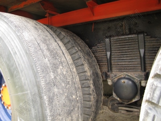 รถบรรทุก 10 ล้อ ยี่ห้อ HINO รุ่น FL176 กระบะไม้เป็นรถร่องหลังถนน