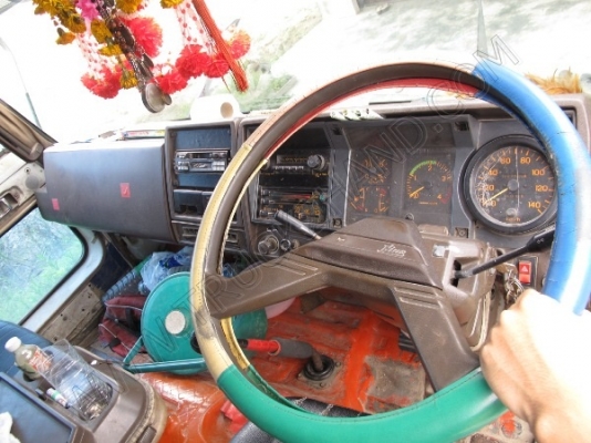 รถบรรทุก 10 ล้อ ยี่ห้อ HINO รุ่น FL176 กระบะไม้เป็นรถร่องหลังถนน