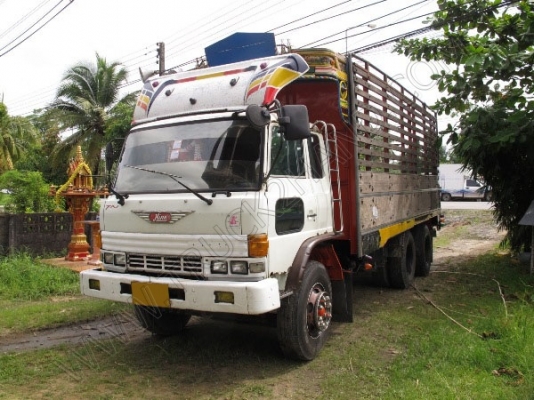 รถบรรทุก 10 ล้อ ยี่ห้อ HINO รุ่น FL176 กระบะไม้เป็นรถร่องหลังถนน