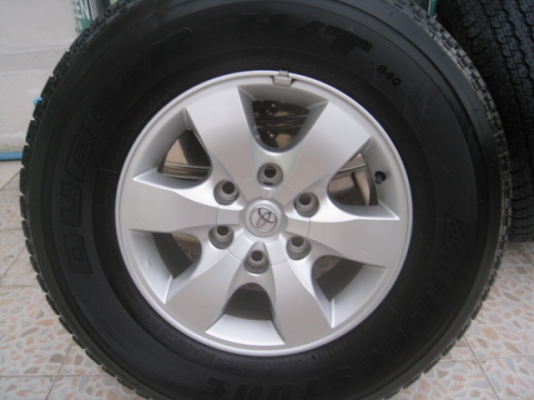 ขายล้อแม็ก Toyota vigo 16"x7" et30 6รู139 + ยางปี4811  สนใจติดต่อเล็กคลองสาม (081-3747940)
