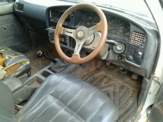 TOYOTA HILUX MIGHTY-X EXTRACAB 2.5 MT ปี 37 เครื่องแน่นแรงดีไม่มีเยิ้ม ภายในเก๋งคอนโซลสวยครบ พวงมาลัยเพาเวอร์ ช่วงล่างคัชซีสวยมาก ยางสภาพดี 60\% พร้อมใช้งาน เอกสารทะเบียนภาษีครบพร้อมโอน ราคาต่อรองได้ครับ