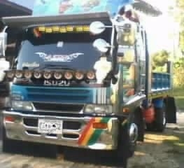 ISUZU DECA 210 HP 6HH1 หกล้อดั๊มพ์ ชุดแต่งรอบคันทั้งภายในและภายนอกสวยจัด เครื่องแห้งแรงดี ภายในเก๋งสวยหรู เครื่องเสียง CD แอร์เย็น พ.เพาเวอร์ ก.ไฟฟ้า ระบบไฟแสงสีรอบคัน เบรคทริ๊ปฟี้ กระบะดั๊มพ์เหล็ก 6 ตันความยาว 3.60 เมตร ยางสภาพดี 80\% พร้อมใช้งาน เอกสารทะ