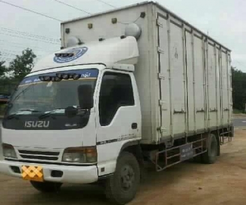 ISUZU NQR 150 HP 4HE1 EURO2 ปี 50 กระบะตู้แห้ง 10 บานความยาว 5.50 เมตร เครื่องแห้งแรงดี ภายในเก๋งสวยครบ แอร์เย็น พวงมาลัยเพาเวอร์ ช่วงล่างแน่น ยางสภาพดี 6 เส้นประมาณ 70\% พร้อมบรรทุกพร้อมใช้งาน เอกสารทะเบียนครบพร้อมโอน ราคาต่อรองได้ครับ