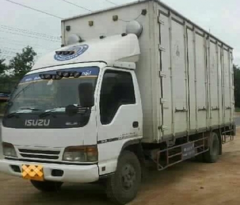 ISUZU NQR 150 HP 4HE1 EURO2 ปี 50 กระบะตู้แห้ง 10 บานความยาว 5.50 เมตร เครื่องแห้งแรงดี ภายในเก๋งสวยครบ แอร์เย็น พวงมาลัยเพาเวอร์ ช่วงล่างแน่น ยางสภาพดี 6 เส้นประมาณ 70\% พร้อมบรรทุกพร้อมใช้งาน เอกสารทะเบียนครบพร้อมโอน ราคาต่อรองได้ครับ