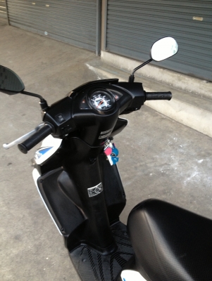 ขาย honda คลิก คอมบายเบรคแท้ ปี50 สีขาว สภาพเดิมๆ ชุดสีสวย ล้อเดิม เครืองดี ทะเบียนพร้อมโอน ราคา 14900 บาท โทร 0831799040 โส อยู่พุทธบูชา ฝั่งธน กทม