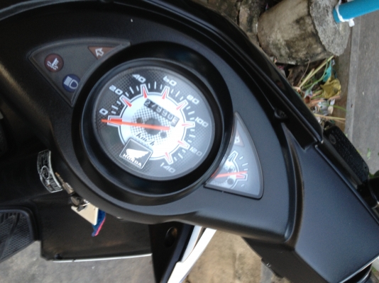 ขาย honda คลิก คอมบายเบรคแท้ ปี50 สีขาว สภาพเดิมๆ ชุดสีสวย ล้อเดิม เครืองดี ทะเบียนพร้อมโอน ราคา 14900 บาท โทร 0831799040 โส อยู่พุทธบูชา ฝั่งธน กทม