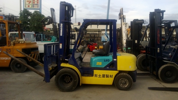 รถยกโคมัสสึรุ่น 14 น้ำหนักยก 2.5 เสาสูง 4 เมตร งาเทได้ เครื่องดีเซล เกียร์ธรรมดา