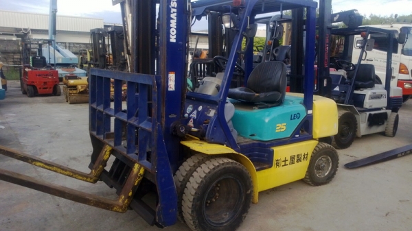 รถยกโคมัสสึรุ่น 14 น้ำหนักยก 2.5 เสาสูง 4 เมตร งาเทได้ เครื่องดีเซล เกียร์ธรรมดา รถยกโคมัสสึรุ่น 14 น้ำหนักยก 2.5 เสาสูง 4 เมตร งาเทได้ เครื่องดีเซล เกียร์ธรรมดา