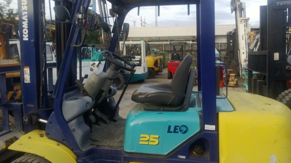 รถยกโคมัสสึรุ่น 14 น้ำหนักยก 2.5 เสาสูง 4 เมตร งาเทได้ เครื่องดีเซล เกียร์ธรรมดา รถยกโคมัสสึรุ่น 14 น้ำหนักยก 2.5 เสาสูง 4 เมตร งาเทได้ เครื่องดีเซล เกียร์ธรรมดา