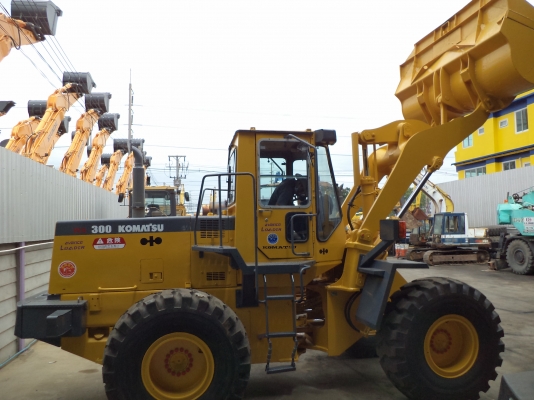 WA300-1-31056 รถตักKOMATSUรถจอดที่CSนวนครครับ