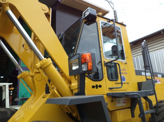 WA300-1-31056 รถตักKOMATSUรถจอดที่CSนวนครครับ